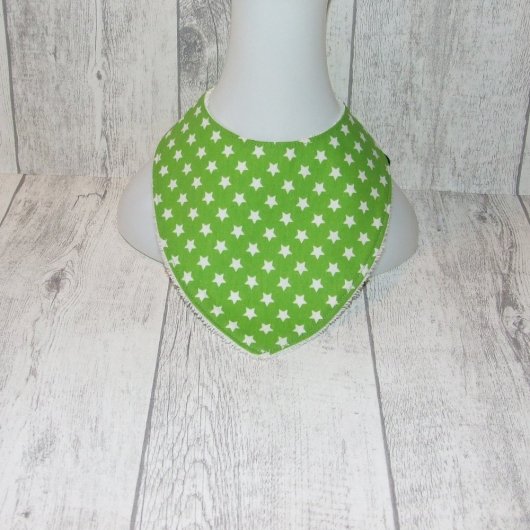 Bavoir bandana imprimé étoiles sur fond vert