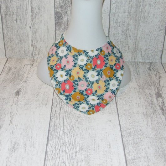 Bavoir bandana imprimé fleurs roses et blanches