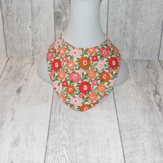 Bavoir bandana imprimé fleurs rouges et roses