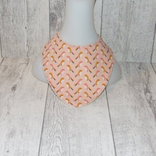 Bavoir bandana imprimé oiseaux rose et moutarde
