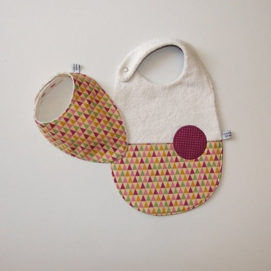 Bavoir et bavoir bandana imprimé triangles pastel et pois
