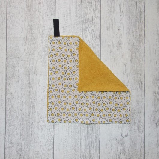 Feuille essuie-tout lavable, éponge jaune, oeufs sur le plat