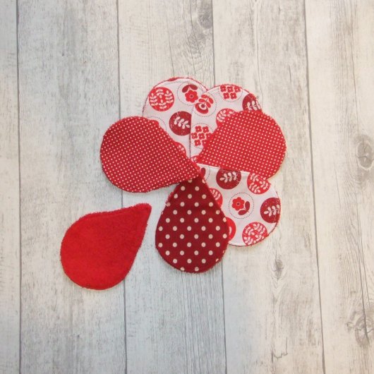 Lingettes démaquillantes lavables tissu fleurs et pois, éponge rouge