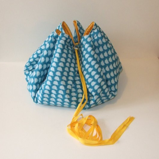 Sac à jouets nomade molletonné baleines et pois