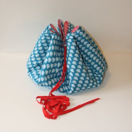 Sac à jouets nomade molletonné baleines et rayures