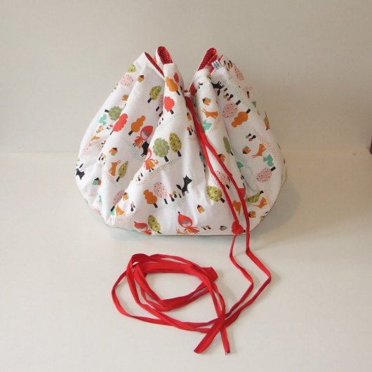 Sac à jouets nomade molletonné chaperon rouge et pois