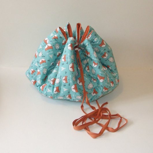 Sac à jouets nomade molletonné renards et pois