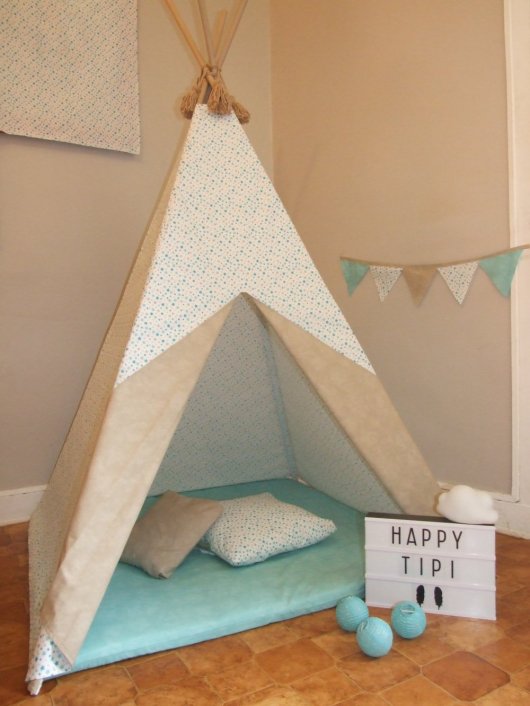 Tipi tissu étoiles/taupe et tapis menthe