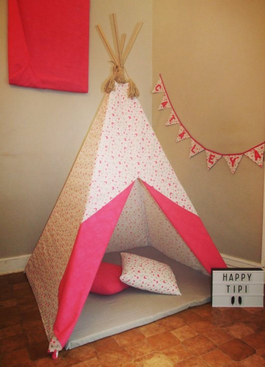 Tipi tissu papillons et tapis pois